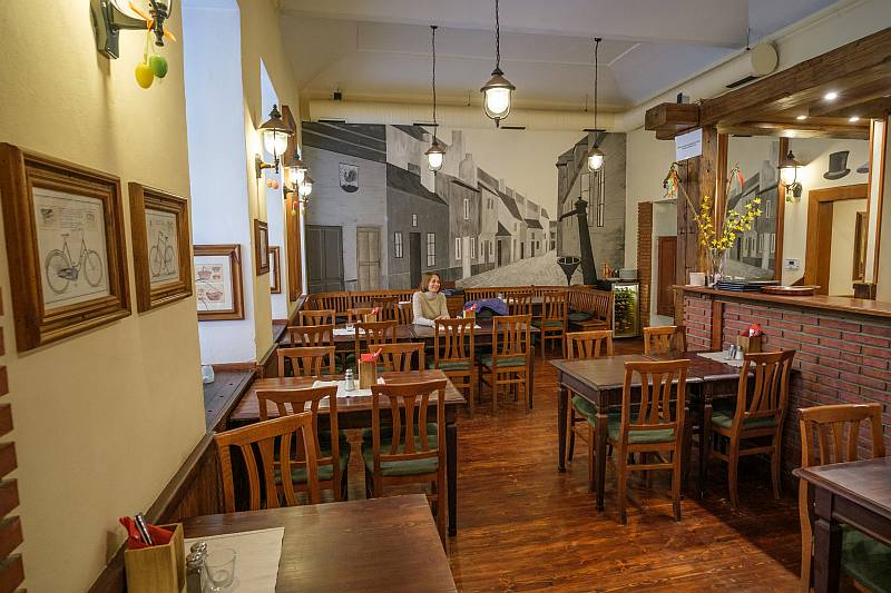 Παραδοσιακό εστιατόριο στην Παλιά Πόλη της Πράγας - U dvou velbloudu