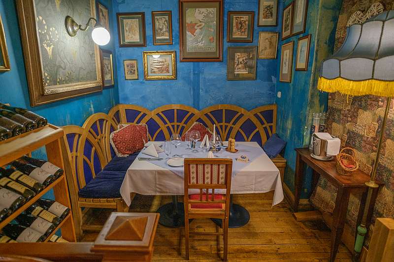 Παραδοσιακό τσεχικό εστιατόριο στην Παλιά Πόλη της Πράγας - U modre kachnicky